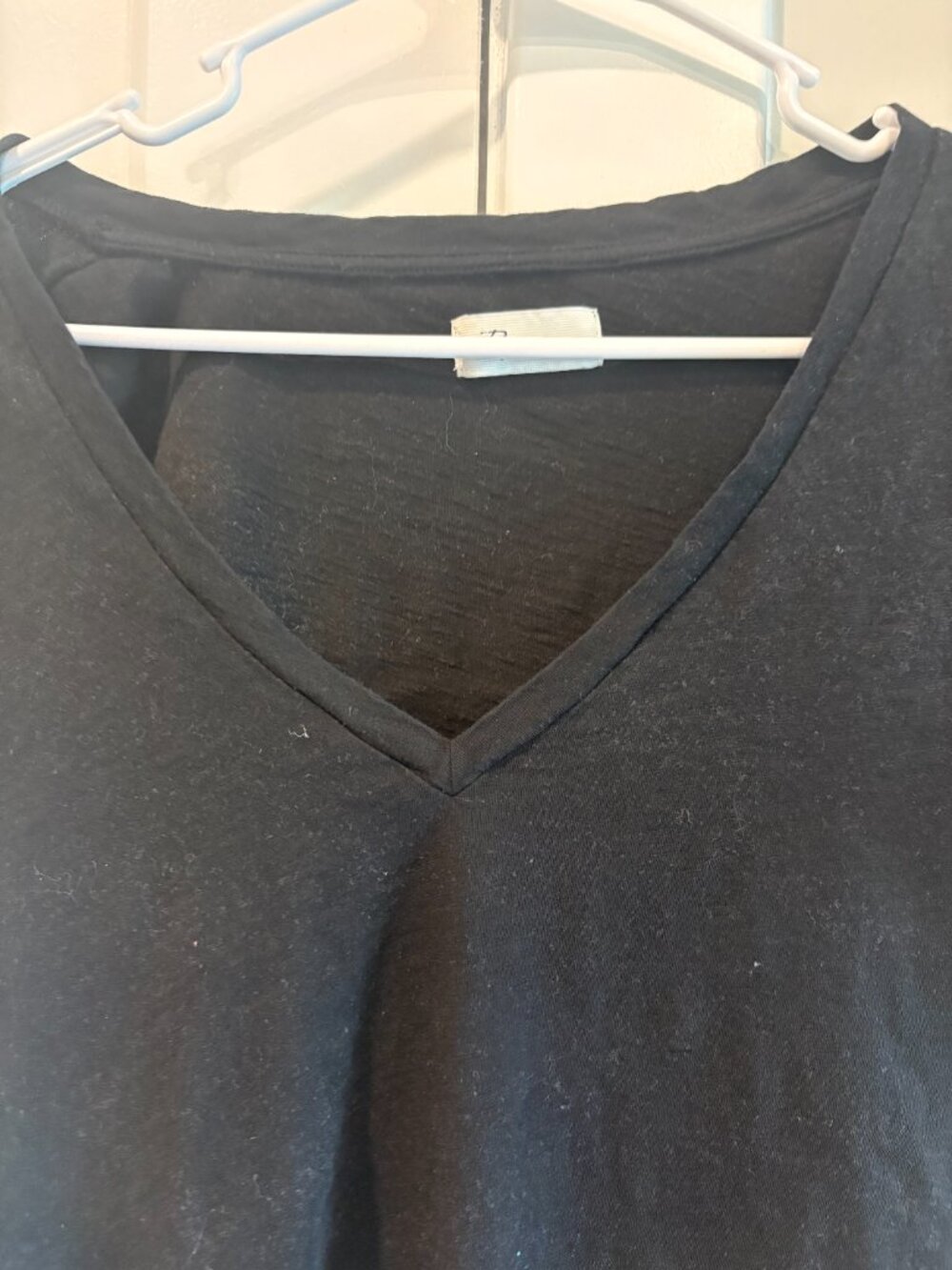 Black Rowan V Neck T-shirt size Medium NWOT - Picture 3 of 4